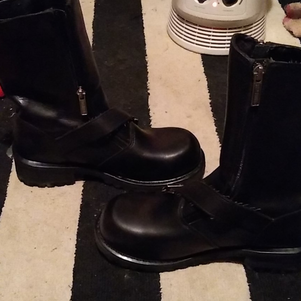Boots - Picture 3 of 4